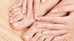 Скидка 69% на маникюр и педикюр, массаж рук и стоп, покрытие лаком или Shellac в центре красоты Platinum.
