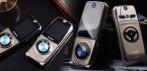 На металлический компактный мобильный телефон BMW