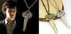 На фигурный кулон-ключ «221B» на цепочке