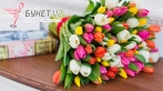 От 49 р. за тюльпан от компании «Букет «112» Букеты к 8 Марта! Розы в колбе, в шляпной коробке и другое