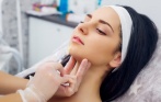 Скидки до 80% от кабинета косметологии «Акварель»! От 395 р. за мезонити, моделирование лица, лифтинг скул, коррекция подбородка, шеи, живота. Темпоральный лифтинг